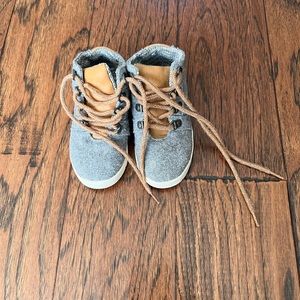 Zara Baby Boy Gray & Tan Sneakers (Sz: EU 24, US 8.5)